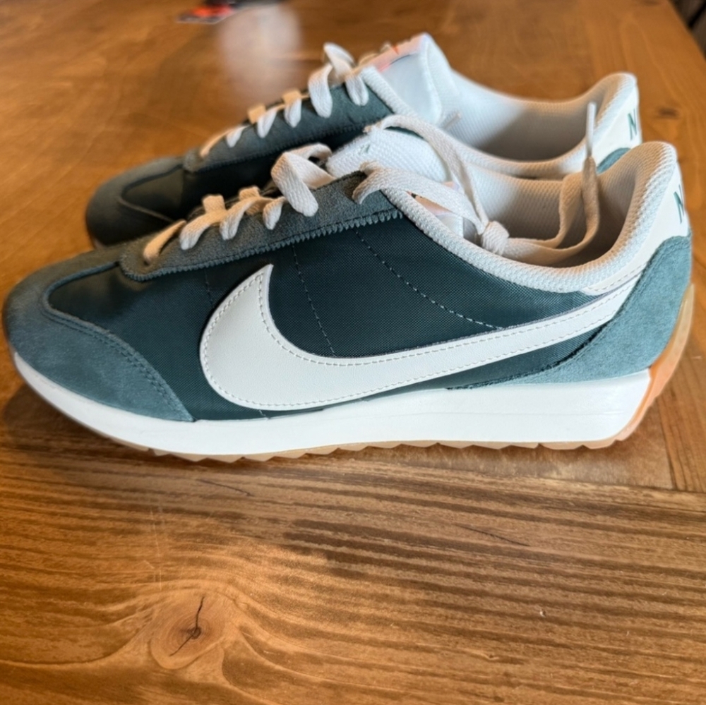 Nike Women’s Sneakers 10
